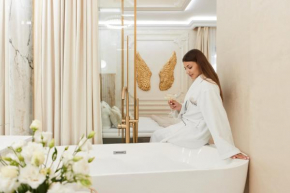 Jacuzzi Mirror Suite by Downtown Apartments
